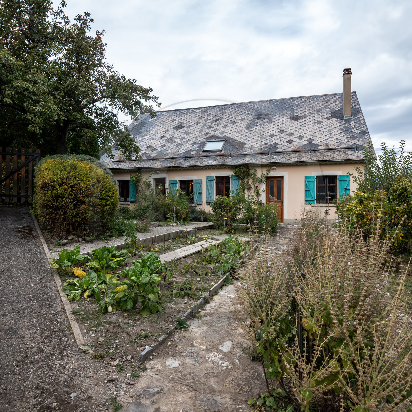 Exposition L comme laine, lien, lieu conçue par l'Ouort de Benevènt, sous la houlette de Claudine Meyer, artiste plasticienne, accompagnée de photographies de Denis Lebioda. Une proposition de la Communauté de Communes du Champsaur - Valgaudemar et de son service culturel.
