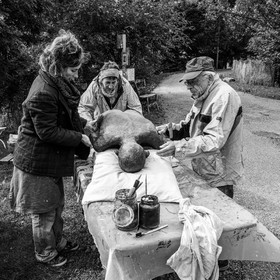 Création de l'homme de l'Ouort Marcel Joli Coeur : pose d'un enduit noir