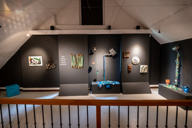 Exposition L comme laine, lien, lieu conçue par l'Ouort de Benevènt, sous la houlette de Claudine Meyer, artiste plasticienne, accompagnée de photographies de Denis Lebioda. Une proposition de la Communauté de Communes du Champsaur - Valgaudemar et de son service culturel.