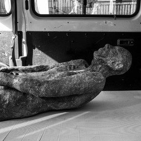 Création de l'homme de l'Ouort Marcel Joli Coeur : pose d'un enduit noir