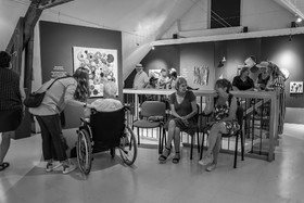 28 août 2024 : A la Maison de la Botanique du Noyer en Champsaur. Visite de l'exposition L comme laine, lien, lieu. Lectures par Les Colporteurs. Collages sur les photographies de Denis Lebioda