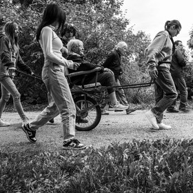 25 septembre 2024 : Promenade en joelette avec Bruno, accompagnateur en montagne et des élèves du lycée Sévigné de Gap