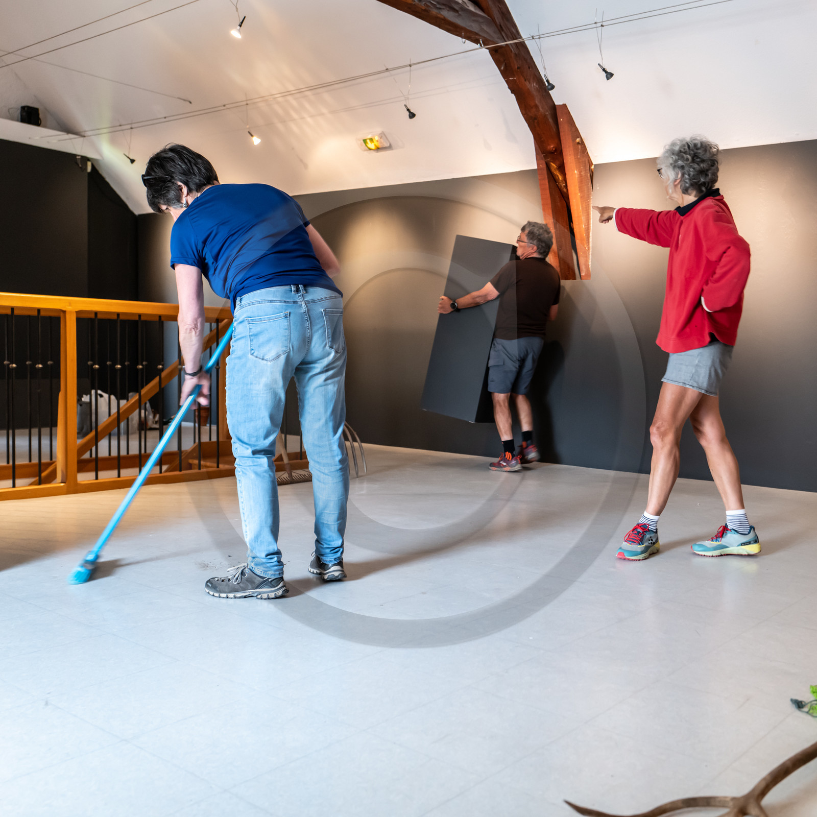 Exposition L comme laine, lien, lieu conçue par l'Ouort de Benevènt, sous la houlette de Claudine Meyer, artiste plasticienne, accompagnée de photographies de Denis Lebioda. Une proposition de la Communauté de Communes du Champsaur - Valgaudemar et de son service culturel.