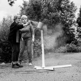 Avec des boites de conserves...