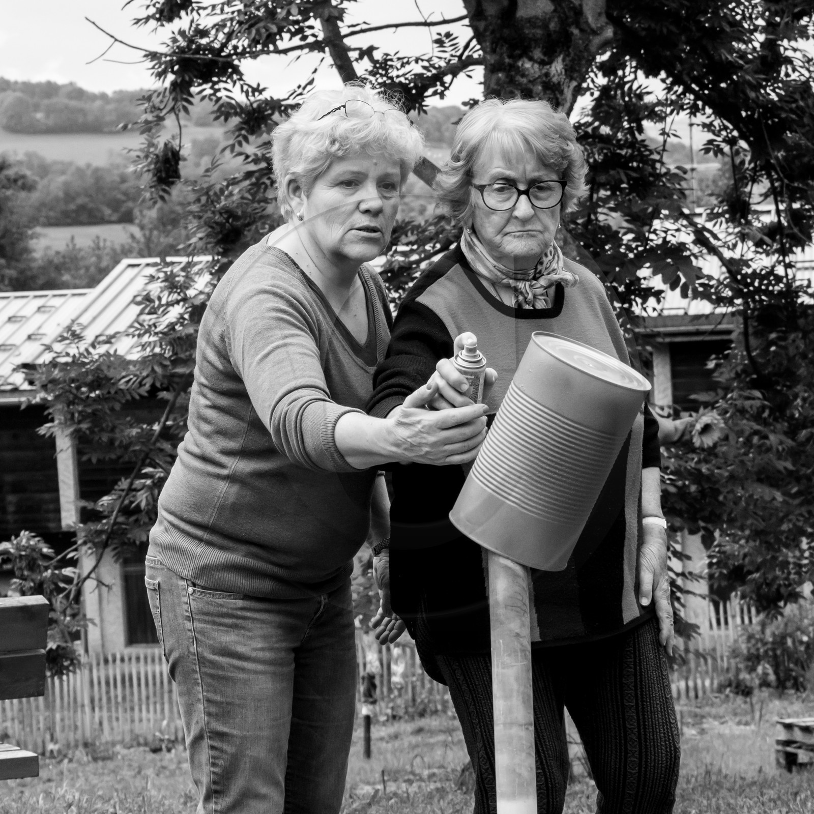 Avec des boites de conserves...