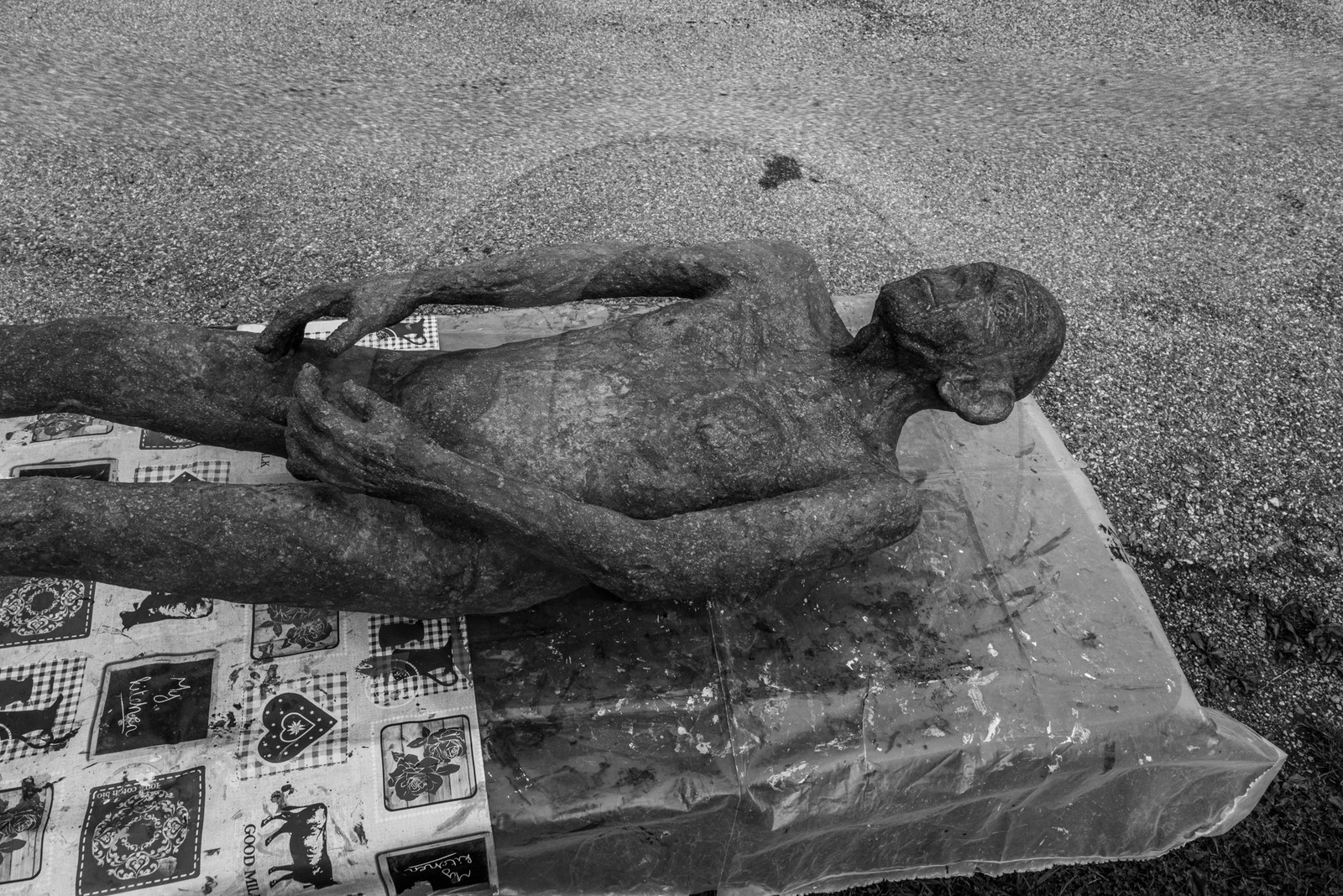 Création de l'homme de l'Ouort Marcel Joli Coeur : pose d'un enduit noir