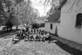 08 mai 2024 : Jeanne Alcaraz, cheffe de choeur, de retour à l'Ouort après la belle aventure 2023 où elle avait animé une chorale participative.