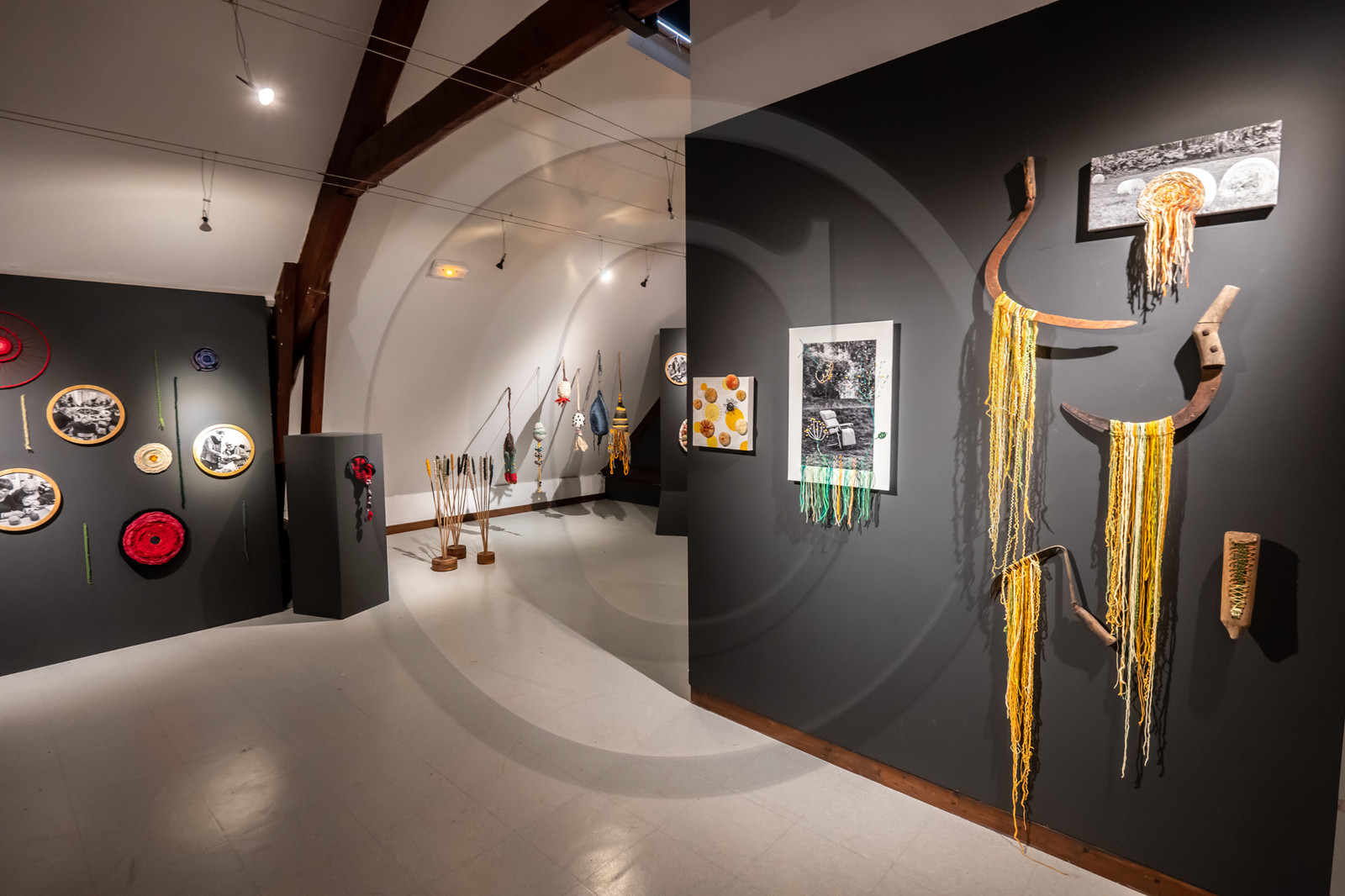 Exposition L comme laine, lien, lieu conçue par l'Ouort de Benevènt, sous la houlette de Claudine Meyer, artiste plasticienne, accompagnée de photographies de Denis Lebioda. Une proposition de la Communauté de Communes du Champsaur - Valgaudemar et de son service culturel.