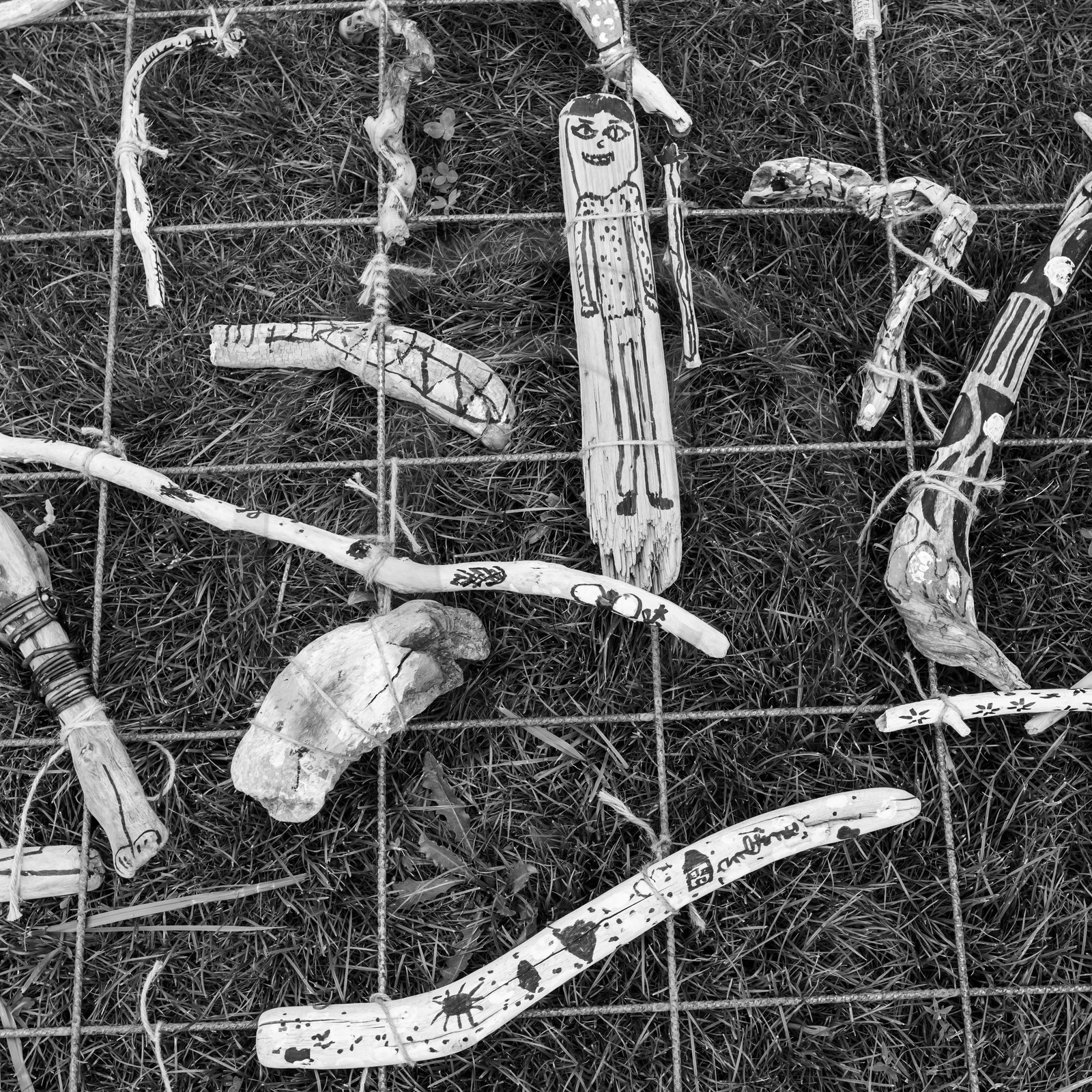 21 août 2019 : installation d'une oeuvre en bois flotté