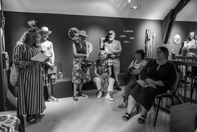 28 août 2024 : A la Maison de la Botanique du Noyer en Champsaur. Visite de l'exposition L comme laine, lien, lieu. Lectures par Les Colporteurs. Collages sur les photographies de Denis Lebioda