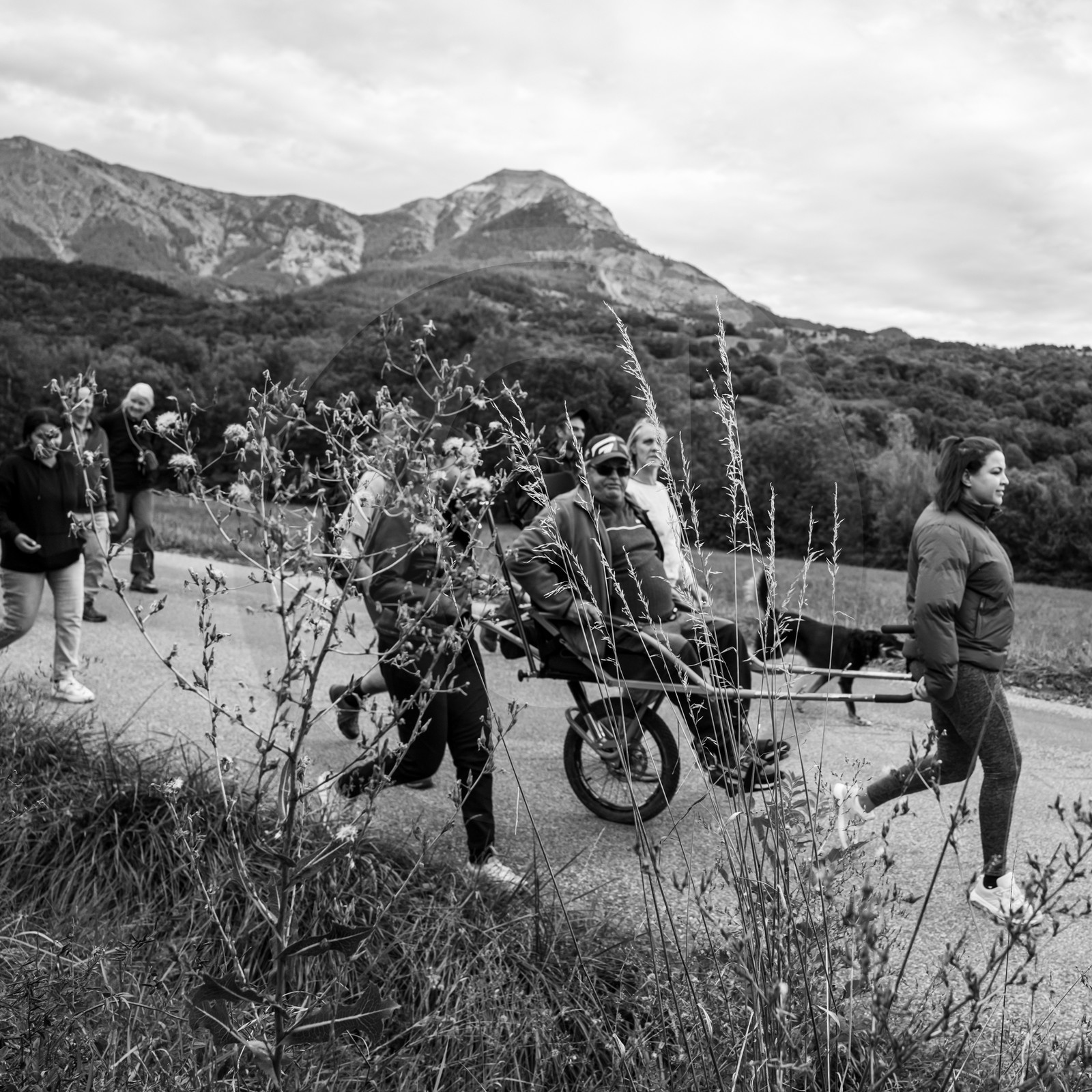 25 septembre 2024 : Promenade en joelette avec Bruno, accompagnateur en montagne et des élèves du lycée Sévigné de Gap