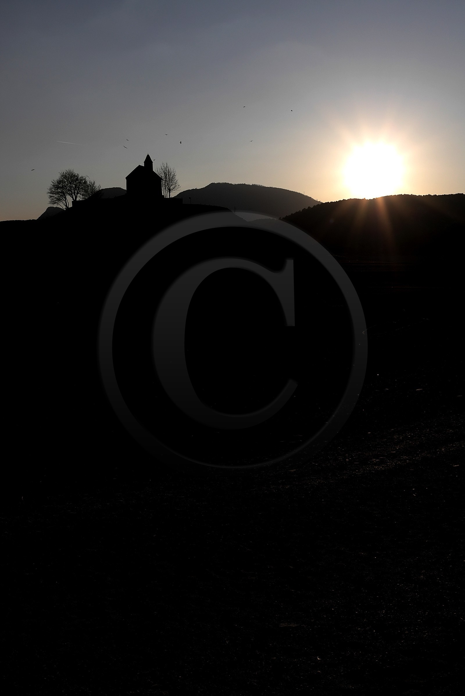 Coucher de soleil sur la chapelle Saint-Michel - Lac de Serre-Ponçon (Hautes-Alpes   France)