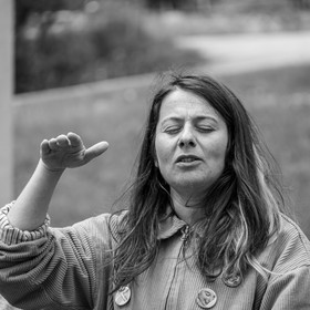08 mai 2024 : Jeanne Alcaraz, cheffe de choeur, de retour à l'Ouort après la belle aventure 2023 où elle avait animé une chorale participative.