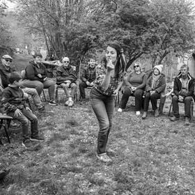 08 mai 2024 : Jeanne Alcaraz, cheffe de choeur, de retour à l'Ouort après la belle aventure 2023 où elle avait animé une chorale participative.