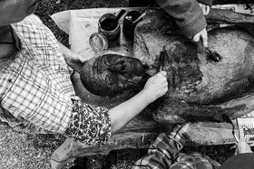Création de l'homme de l'Ouort Marcel Joli Coeur : pose d'un enduit noir