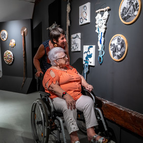 Exposition L comme laine, lien, lieu conçue par l'Ouort de Benevènt, sous la houlette de Claudine Meyer, artiste plasticienne, accompagnée de photographies de Denis Lebioda. Une proposition de la Communauté de Communes du Champsaur - Valgaudemar et de son service culturel.