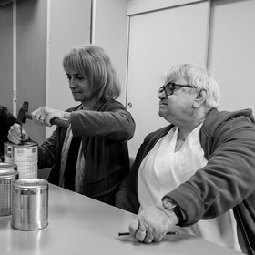 Avec des boites de conserves...