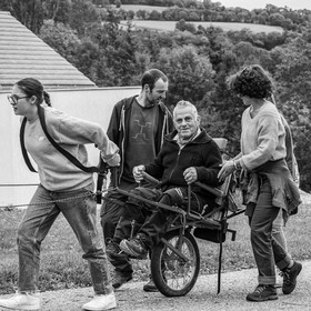 25 septembre 2024 : Promenade en joelette avec Bruno, accompagnateur en montagne et des élèves du lycée Sévigné de Gap