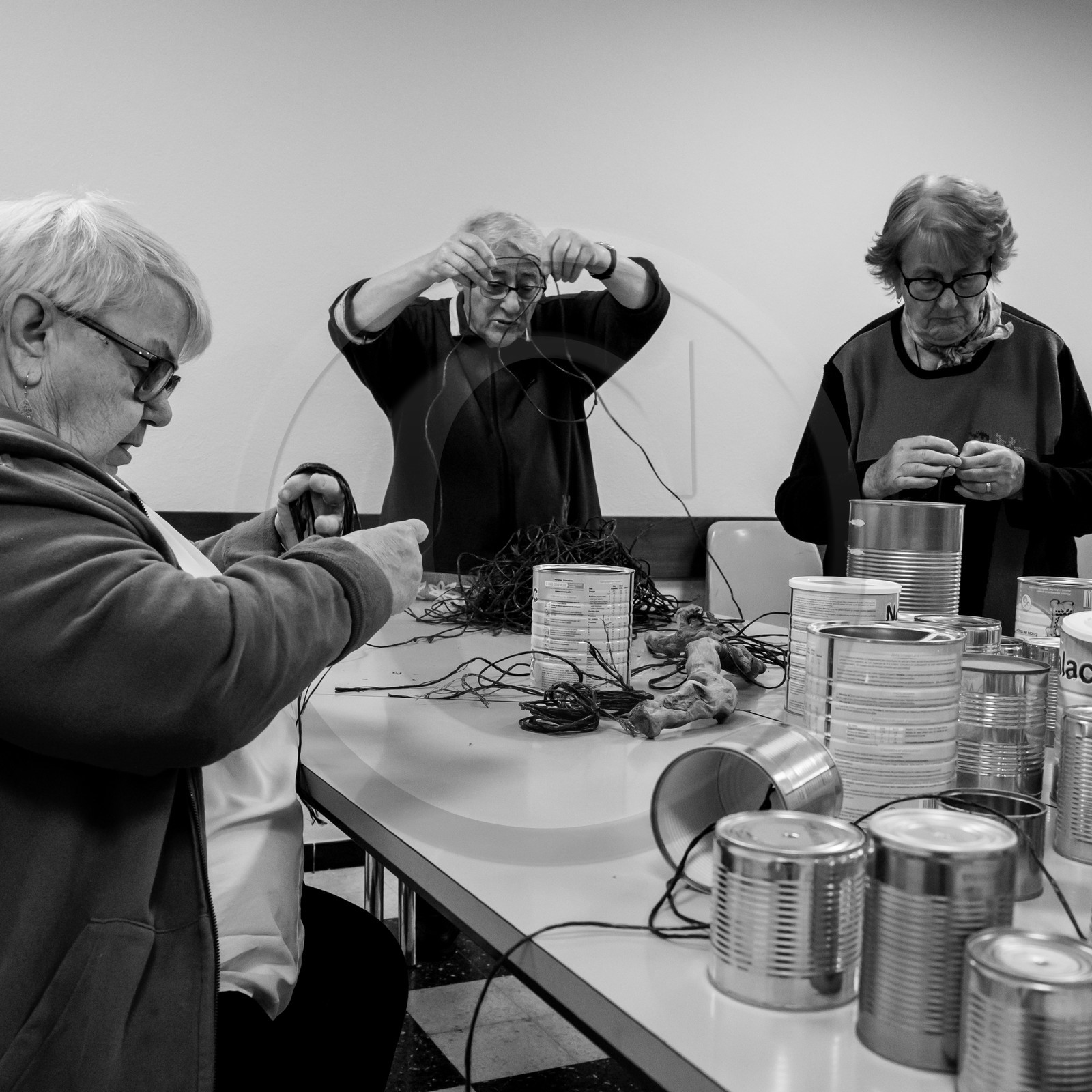 Avec des boites de conserves...