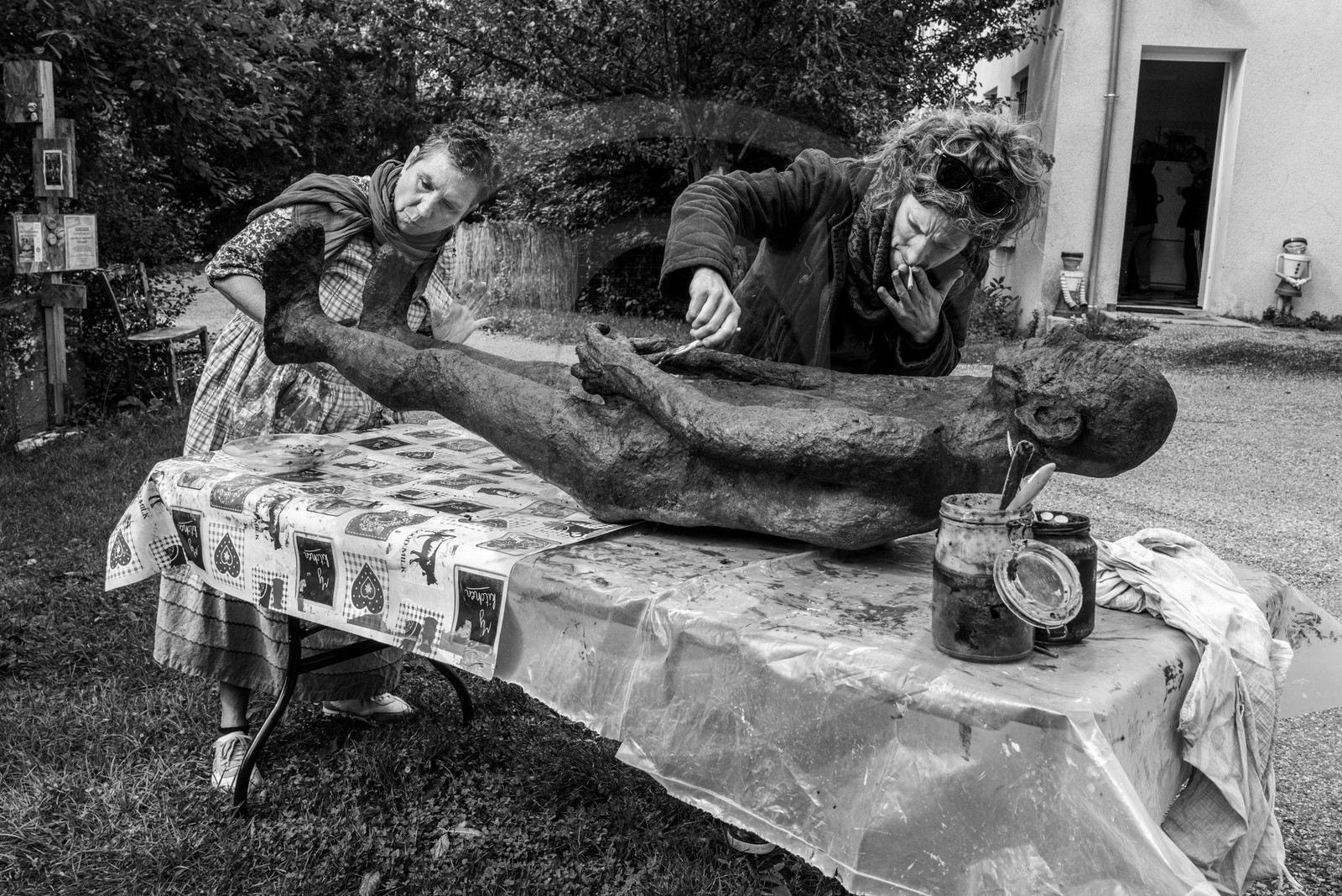 Création de l'homme de l'Ouort Marcel Joli Coeur : pose d'un enduit noir