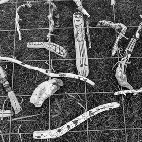 21 août 2019 : installation d'une oeuvre en bois flotté