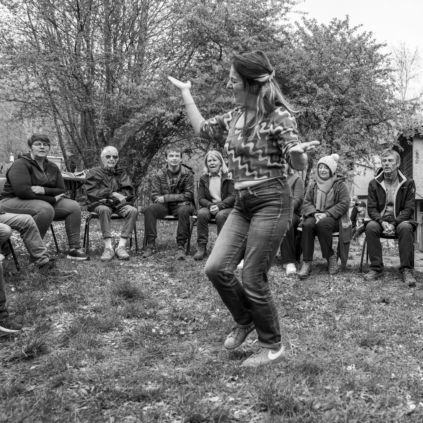 08 mai 2024 : Jeanne Alcaraz, cheffe de choeur, de retour à l'Ouort après la belle aventure 2023 où elle avait animé une chorale participative.
