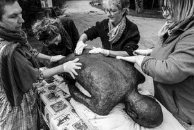 Création de l'homme de l'Ouort Marcel Joli Coeur : pose d'un enduit noir