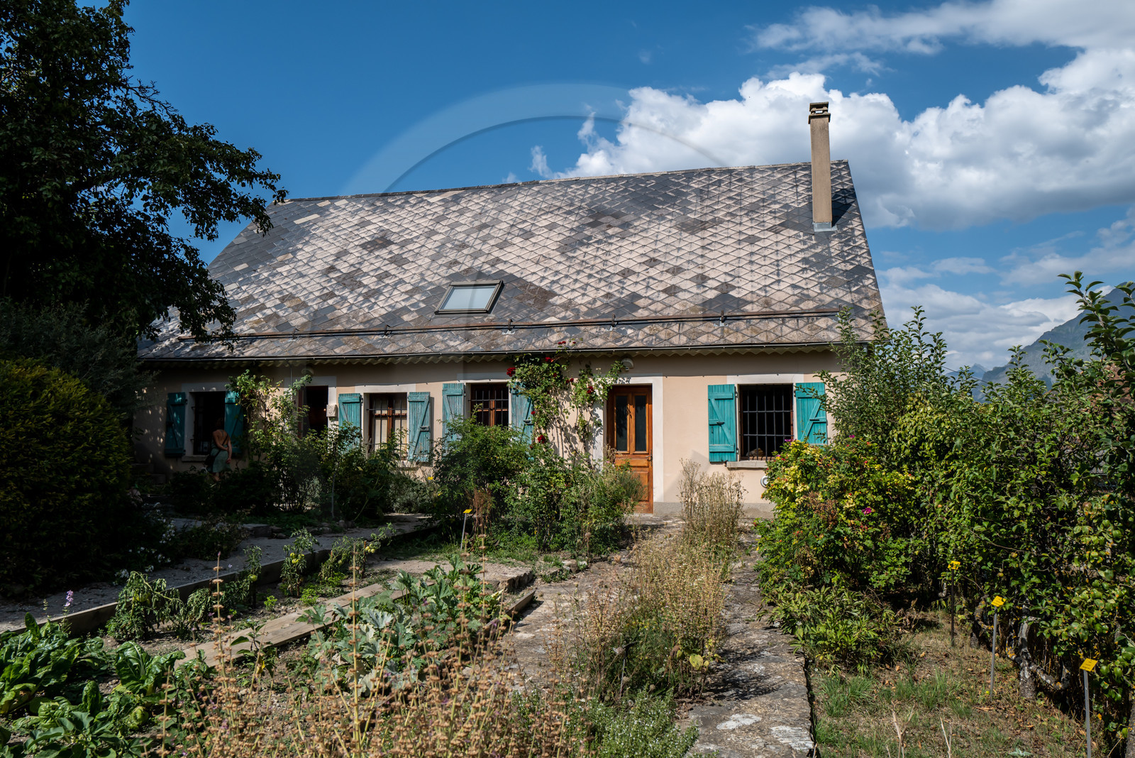 Exposition L comme laine, lien, lieu conçue par l'Ouort de Benevènt, sous la houlette de Claudine Meyer, artiste plasticienne, accompagnée de photographies de Denis Lebioda. Une proposition de la Communauté de Communes du Champsaur - Valgaudemar et de son service culturel.