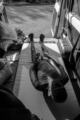 Création de l'homme de l'Ouort Marcel Joli Coeur : pose d'un enduit noir