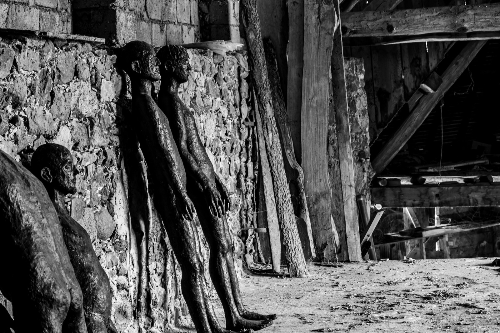 Les hommes exposés l'été 2024 à l'Ouort hibernent à l'abri des intempéries dans une grange champsaurine.