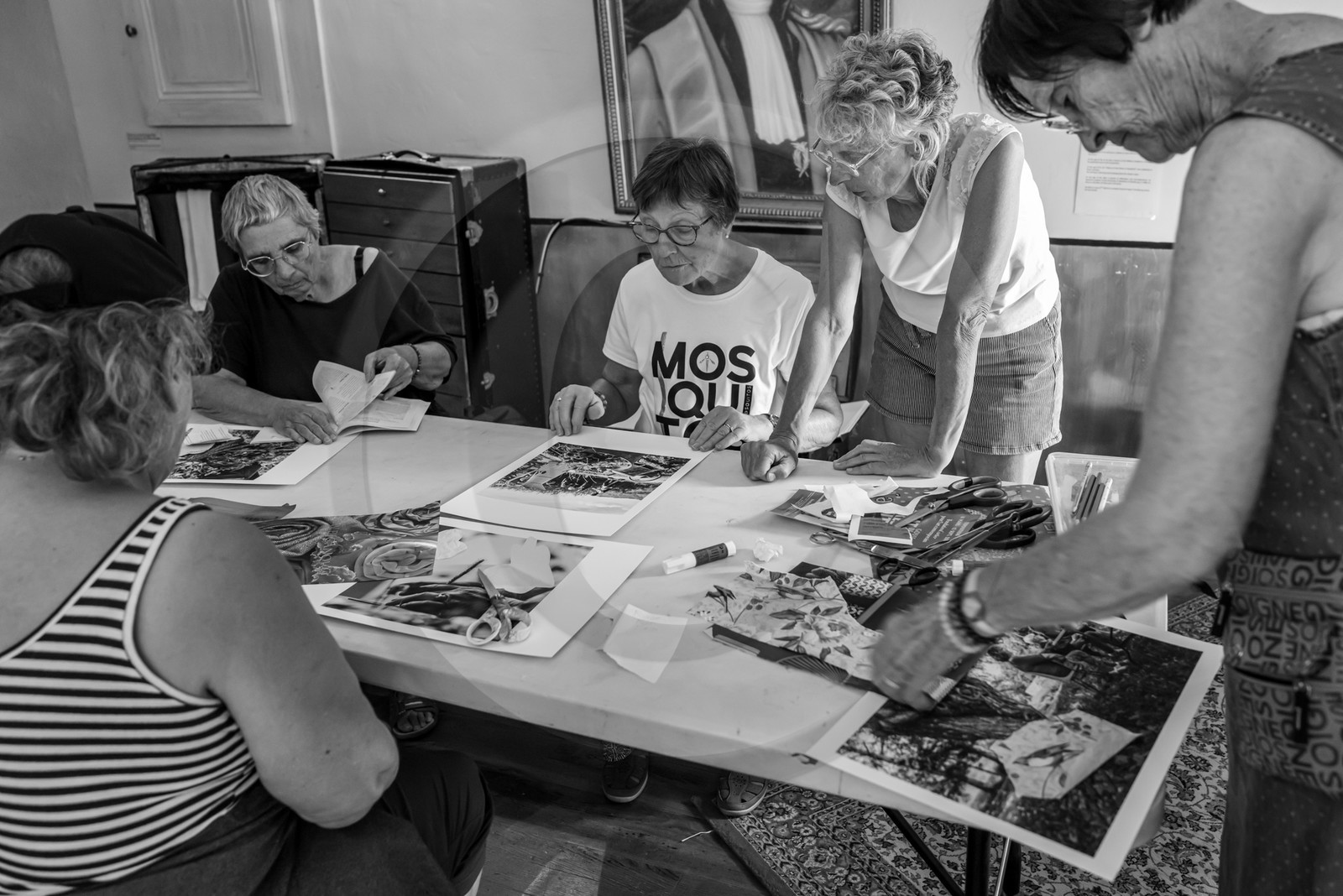 28 août 2024 : A la Maison de la Botanique du Noyer en Champsaur. Visite de l'exposition L comme laine, lien, lieu. Lectures par Les Colporteurs. Collages sur les photographies de Denis Lebioda