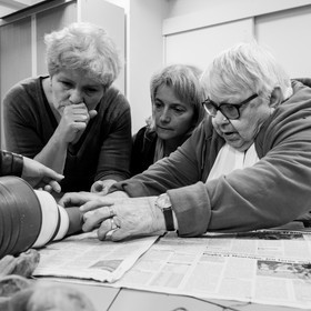 Avec des boites de conserves...