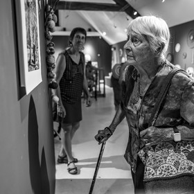 28 août 2024 : A la Maison de la Botanique du Noyer en Champsaur. Visite de l'exposition L comme laine, lien, lieu. Lectures par Les Colporteurs. Collages sur les photographies de Denis Lebioda