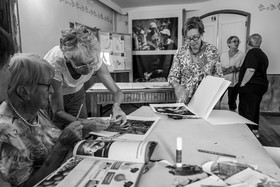 28 août 2024 : A la Maison de la Botanique du Noyer en Champsaur. Visite de l'exposition L comme laine, lien, lieu. Lectures par Les Colporteurs. Collages sur les photographies de Denis Lebioda