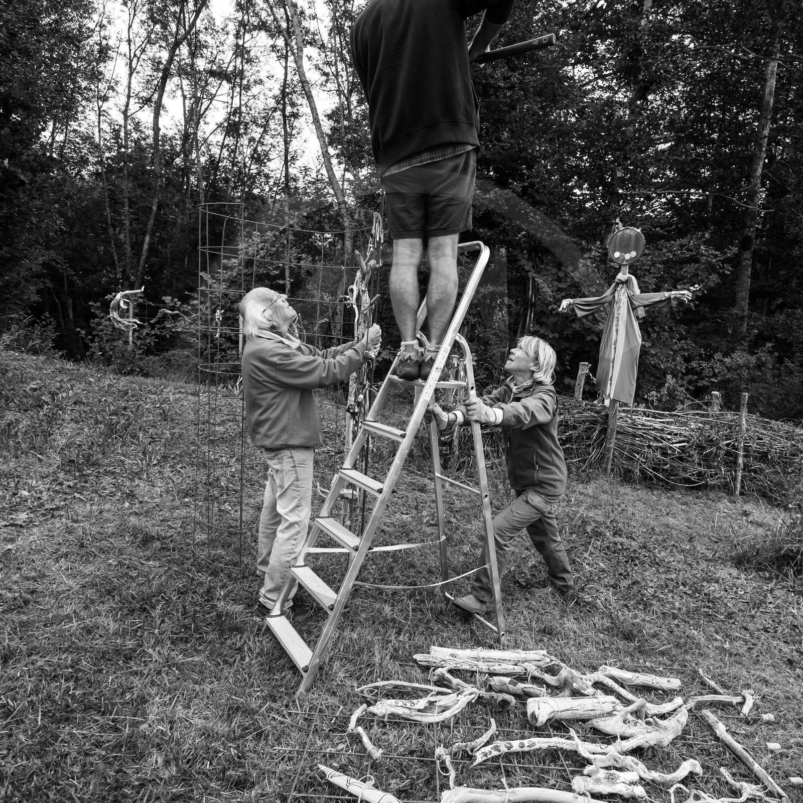 21 août 2019 : installation d'une oeuvre en bois flotté