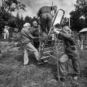 21 août 2019 : installation d'une oeuvre en bois flotté