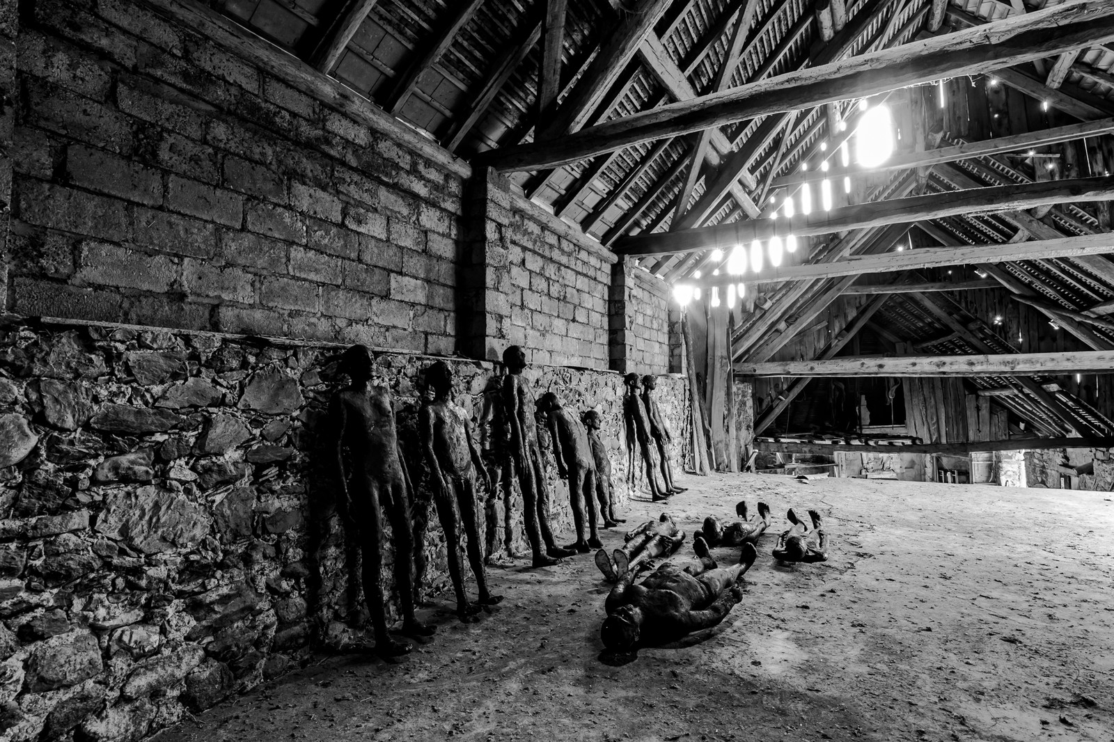 Les hommes exposés l'été 2024 à l'Ouort hibernent à l'abri des intempéries dans une grange champsaurine.