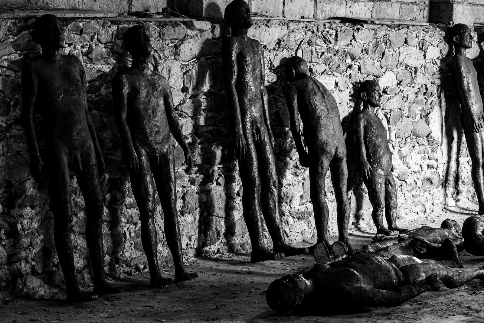 Les hommes exposés l'été 2024 à l'Ouort hibernent à l'abri des intempéries dans une grange champsaurine.