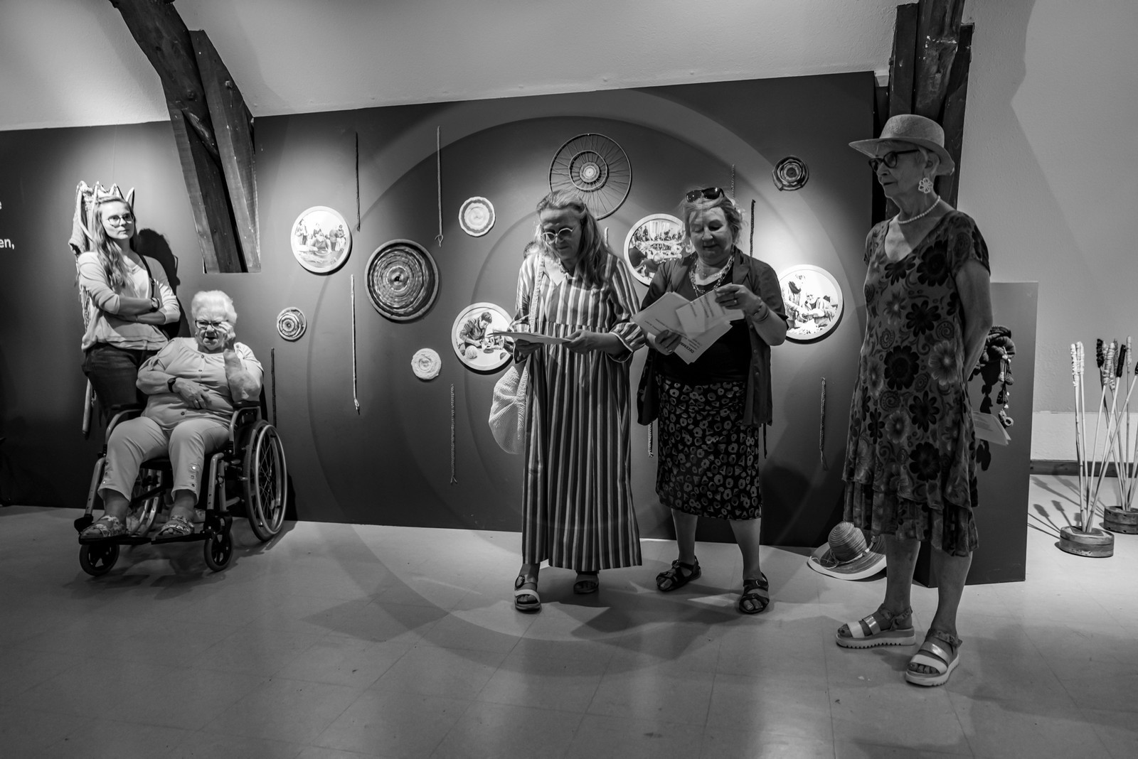 28 août 2024 : A la Maison de la Botanique du Noyer en Champsaur. Visite de l'exposition L comme laine, lien, lieu. Lectures par Les Colporteurs. Collages sur les photographies de Denis Lebioda