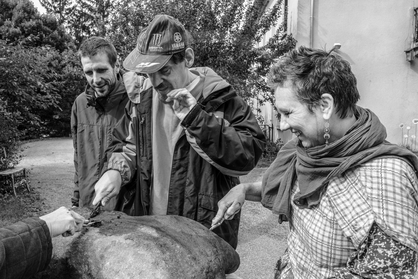 Création de l'homme de l'Ouort Marcel Joli Coeur : pose d'un enduit noir