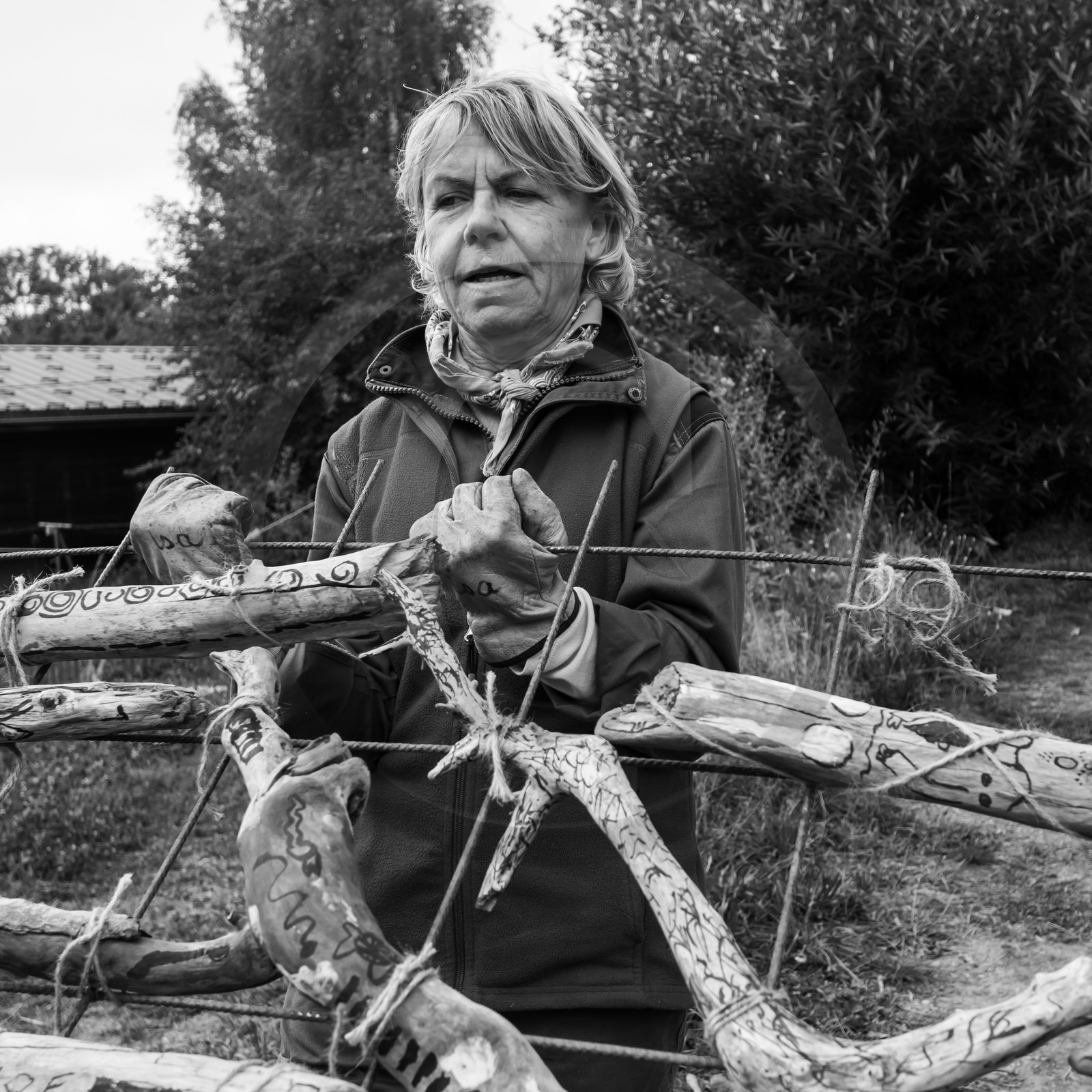 21 août 2019 : installation d'une oeuvre en bois flotté