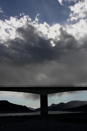 Le pont de Savines sur le Lac de Serre-Ponçon (Hautes-Alpes   France)