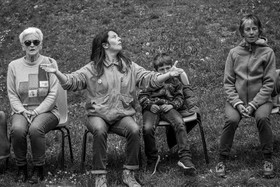 08 mai 2024 : Jeanne Alcaraz, cheffe de choeur, de retour à l'Ouort après la belle aventure 2023 où elle avait animé une chorale participative.