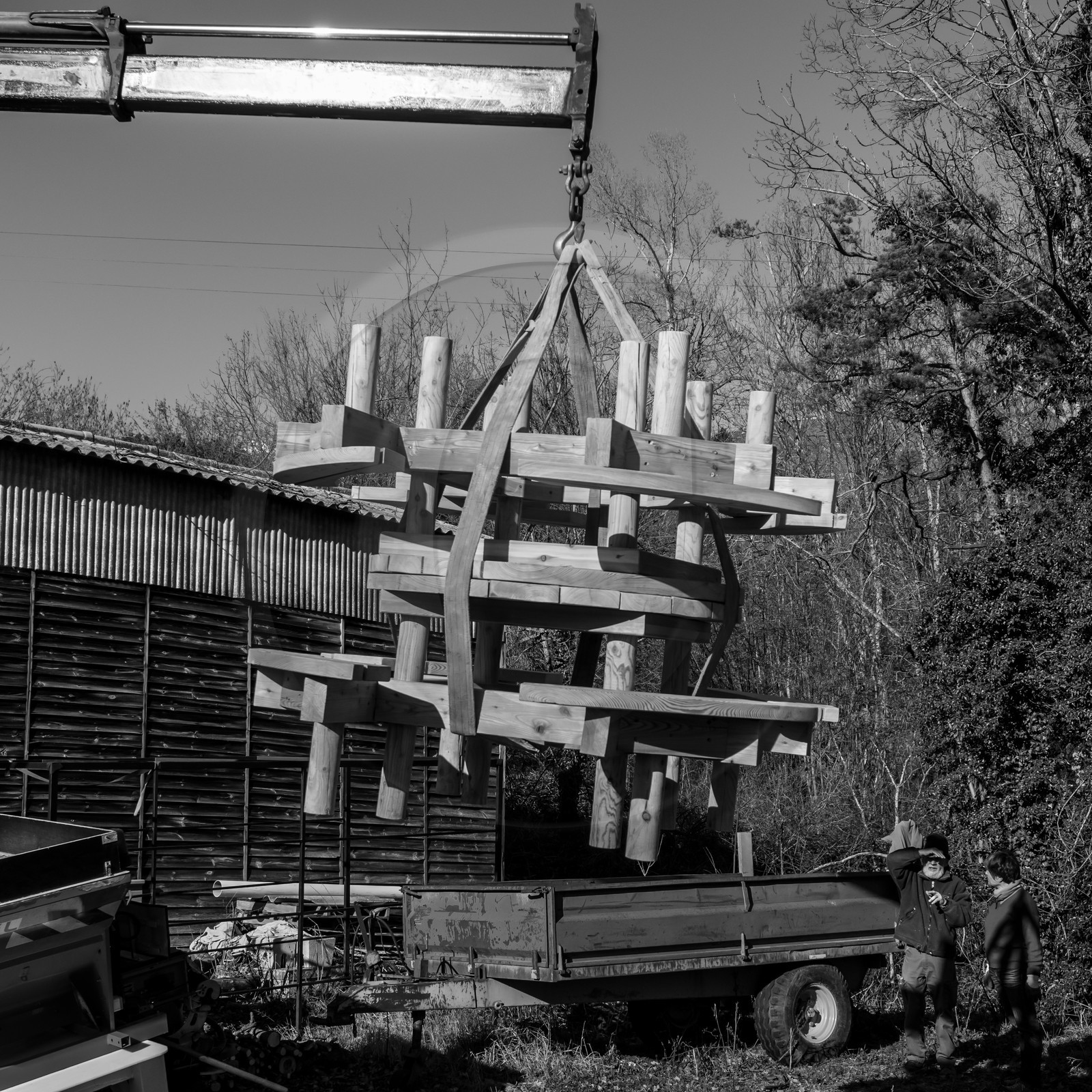 Livraison des tables réalisées par le lycée Poutrain