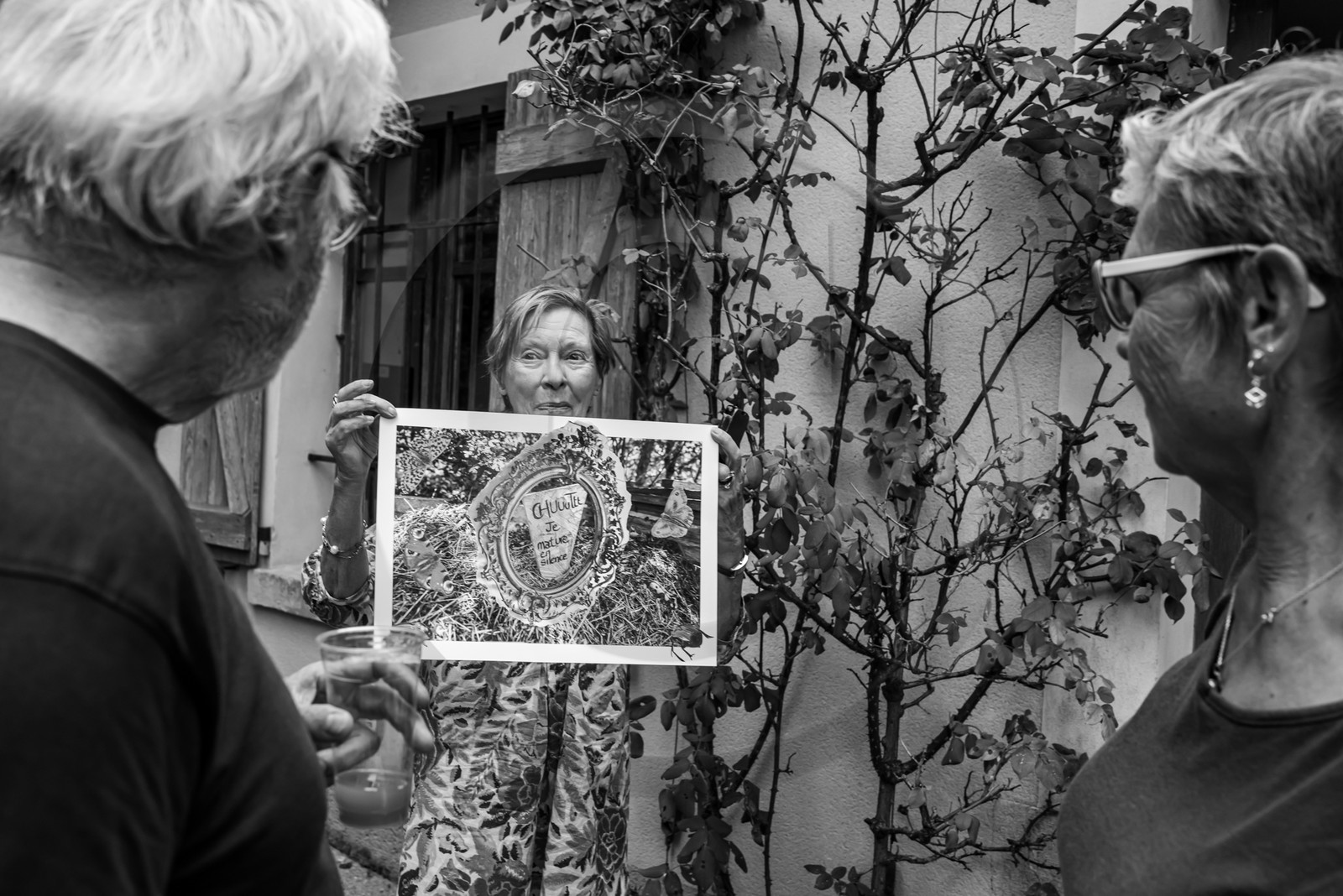 28 août 2024 : A la Maison de la Botanique du Noyer en Champsaur. Visite de l'exposition L comme laine, lien, lieu. Lectures par Les Colporteurs. Collages sur les photographies de Denis Lebioda