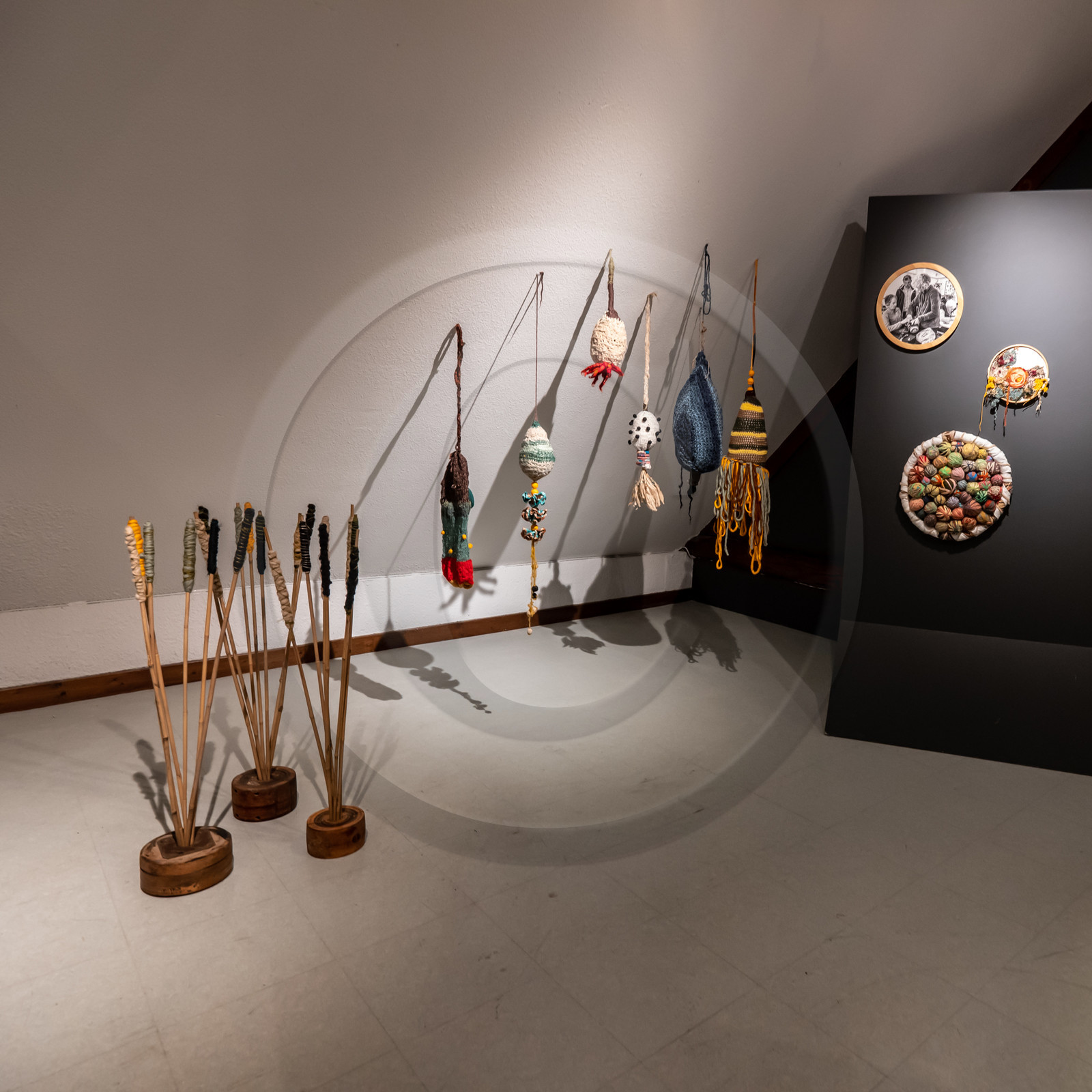 Exposition L comme laine, lien, lieu conçue par l'Ouort de Benevènt, sous la houlette de Claudine Meyer, artiste plasticienne, accompagnée de photographies de Denis Lebioda. Une proposition de la Communauté de Communes du Champsaur - Valgaudemar et de son service culturel.