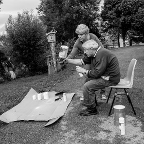 Avec des boites de conserves...