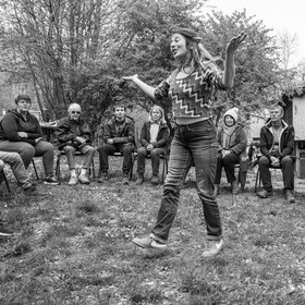 08 mai 2024 : Jeanne Alcaraz, cheffe de choeur, de retour à l'Ouort après la belle aventure 2023 où elle avait animé une chorale participative.