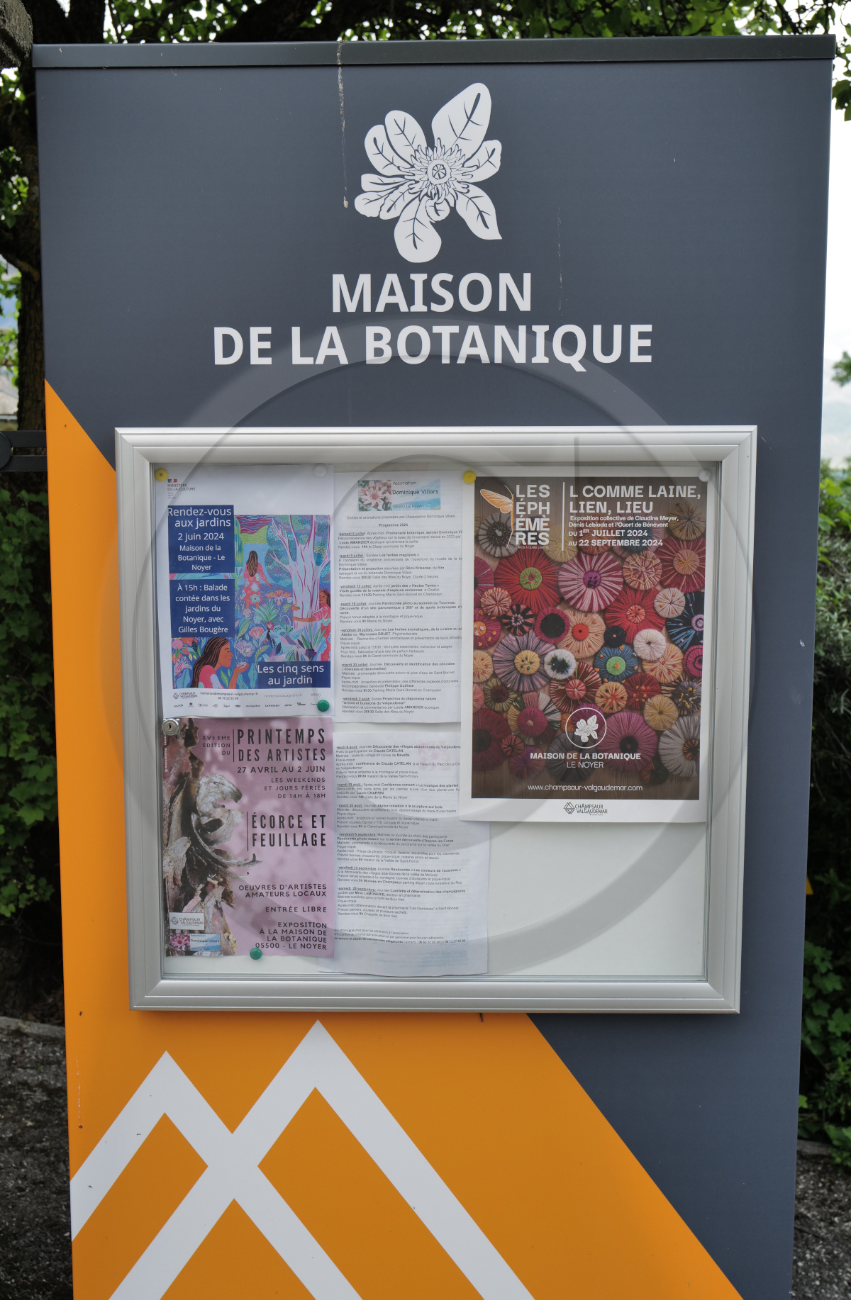 Exposition L comme laine, lien, lieu conçue par l'Ouort de Benevènt, sous la houlette de Claudine Meyer, artiste plasticienne, accompagnée de photographies de Denis Lebioda. Une proposition de la Communauté de Communes du Champsaur - Valgaudemar et de son service culturel.