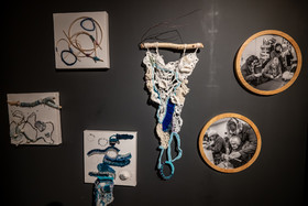 Exposition L comme laine, lien, lieu conçue par l'Ouort de Benevènt, sous la houlette de Claudine Meyer, artiste plasticienne, accompagnée de photographies de Denis Lebioda. Une proposition de la Communauté de Communes du Champsaur - Valgaudemar et de son service culturel.